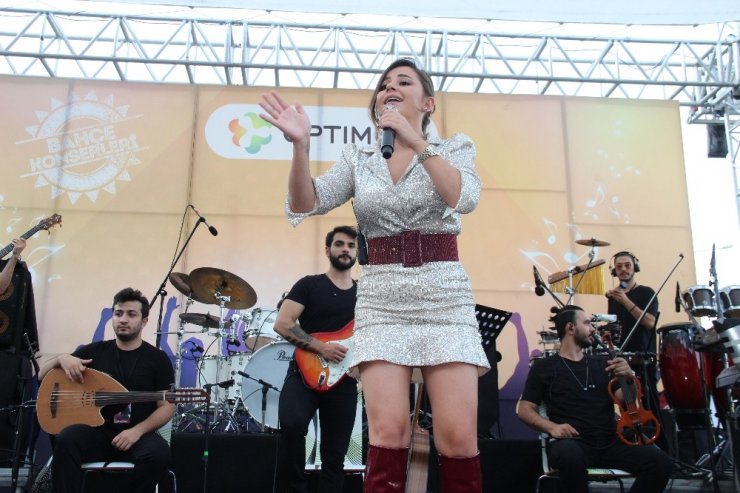 İzmir’de Merve Özbey rüzgarı