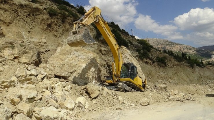 Karaman’da kepçenin üzerine 30 tonluk kaya düştü