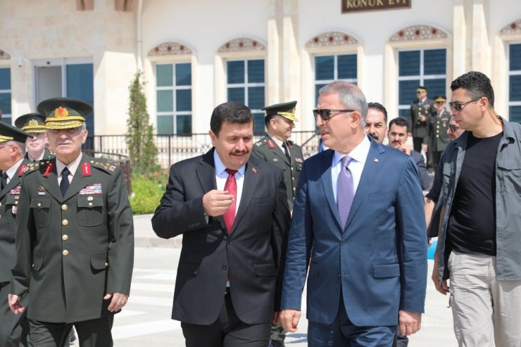 Milli Savunma Bakanı Akar, 3’üncü Ordu Komutanlığı’nda ki devir teslim törenine katıldı