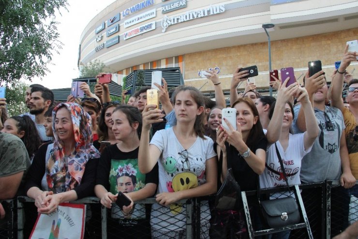 İzmir’de Merve Özbey rüzgarı