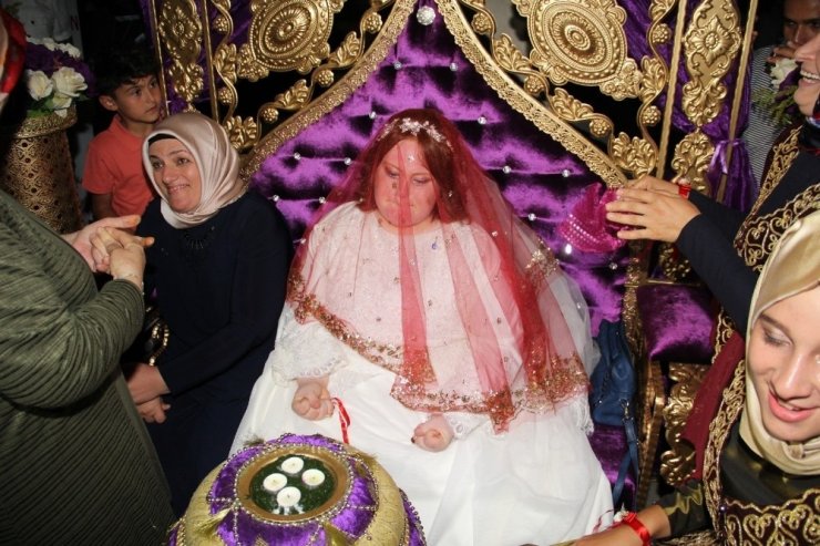 Down sendromlu Beyza’nın hayali, ailesinin kendisi için yaptığı düğünle gerçekleşti