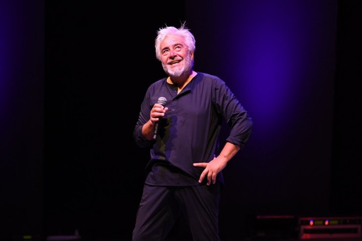 Uğur Yücel seyircileri kahkahaya boğdu