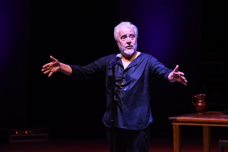 Uğur Yücel seyircileri kahkahaya boğdu