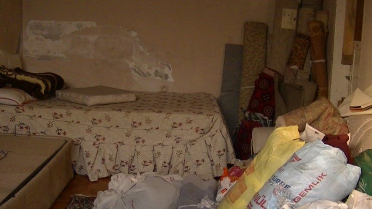 12 kişilik aile, harabeye dönen evde geceleri nöbet tutarak uyuyor