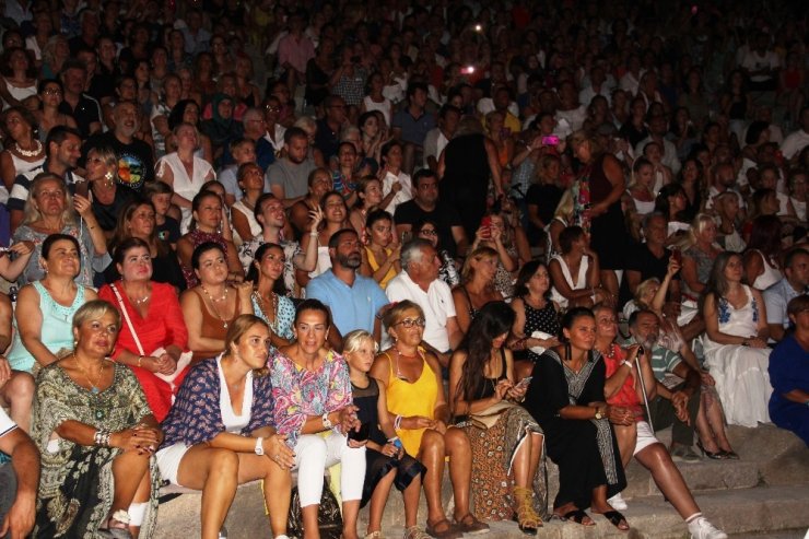 Ajda Pekkan’a Bodrum’da yoğun ilgi