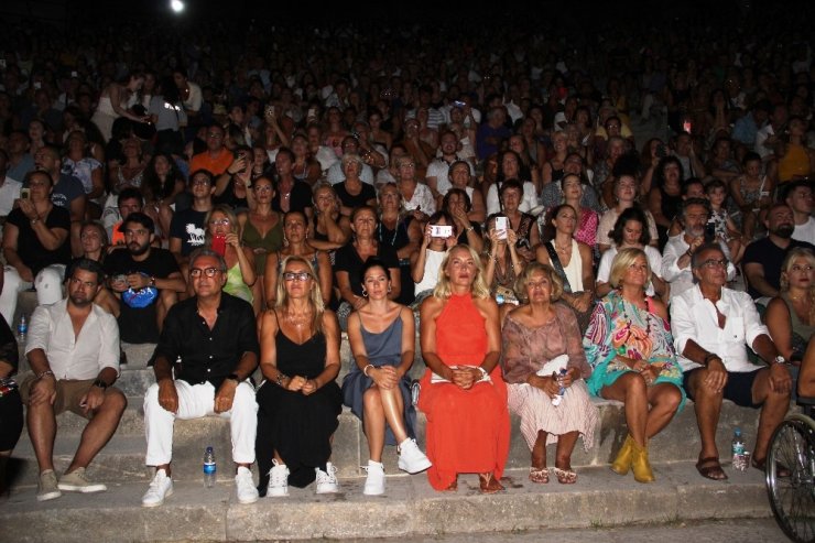 Ajda Pekkan’a Bodrum’da yoğun ilgi