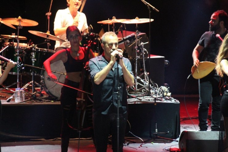 Haluk Levent’ten hayranlarına: “Çektiğiniz fotoğrafların beni sevmenizle bir alakası yok”