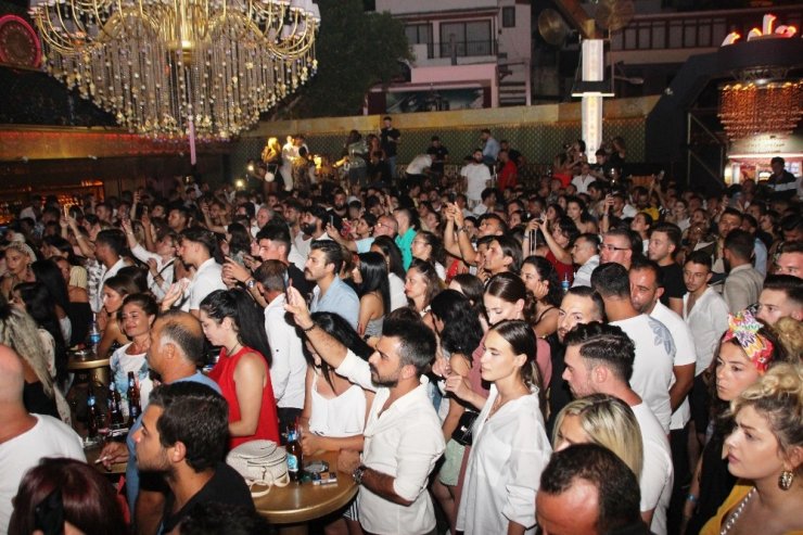 Demet Akalın Bodrum’da güneş gözlükleriyle sahne aldı