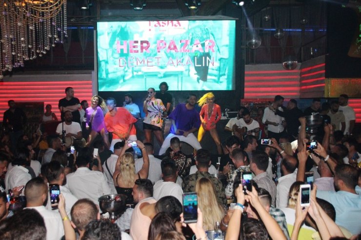 Demet Akalın Bodrum’da güneş gözlükleriyle sahne aldı