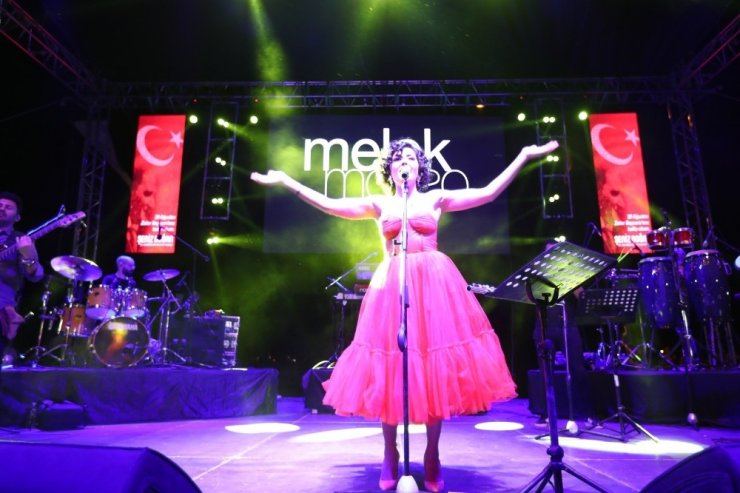 Melek Mosso Denizli’yi salladı