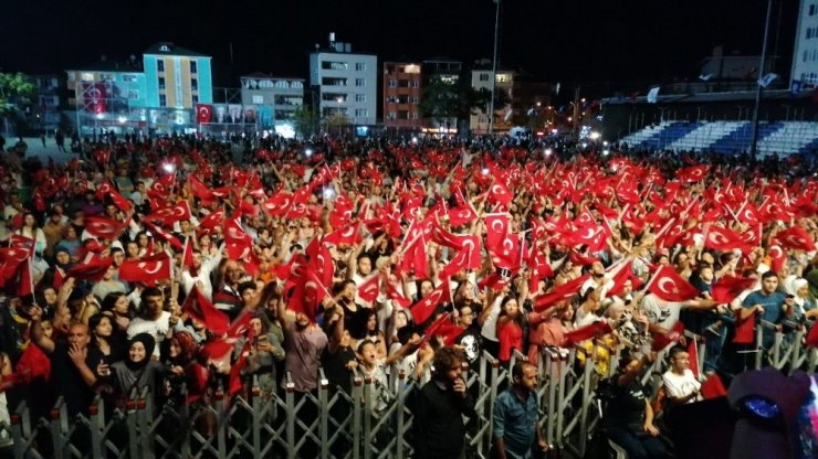 Gebze Metin Oktay Stadında binler, Işın Karaca ile coştu