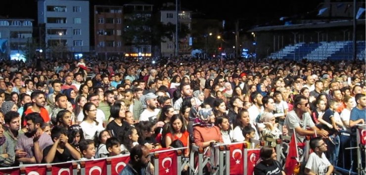 Gebze Metin Oktay Stadında binler, Işın Karaca ile coştu