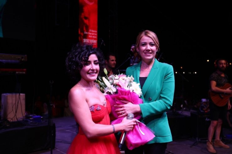 Melek Mosso Denizli’yi salladı