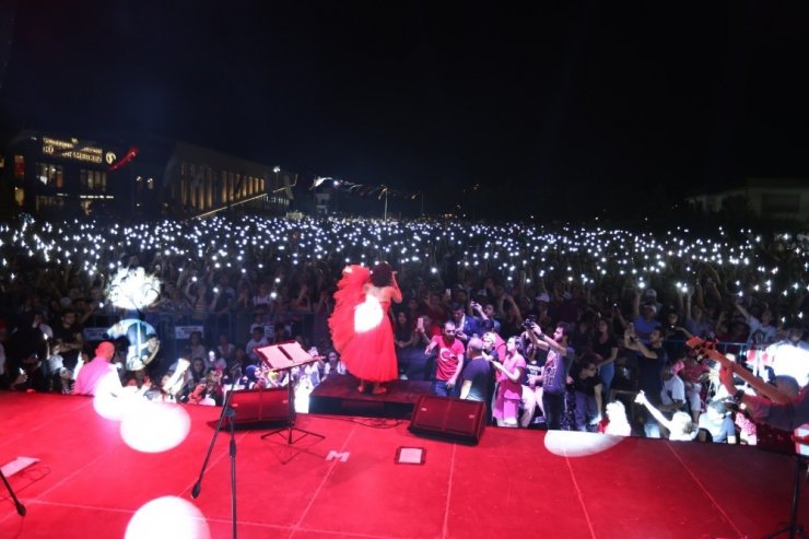 Melek Mosso Denizli’yi salladı