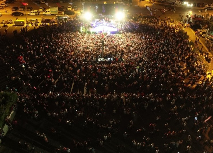 Melek Mosso Denizli’yi salladı