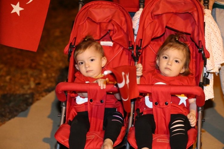 Melek Mosso Denizli’yi salladı