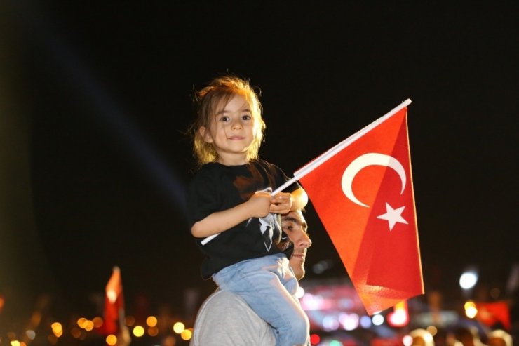 Melek Mosso Denizli’yi salladı