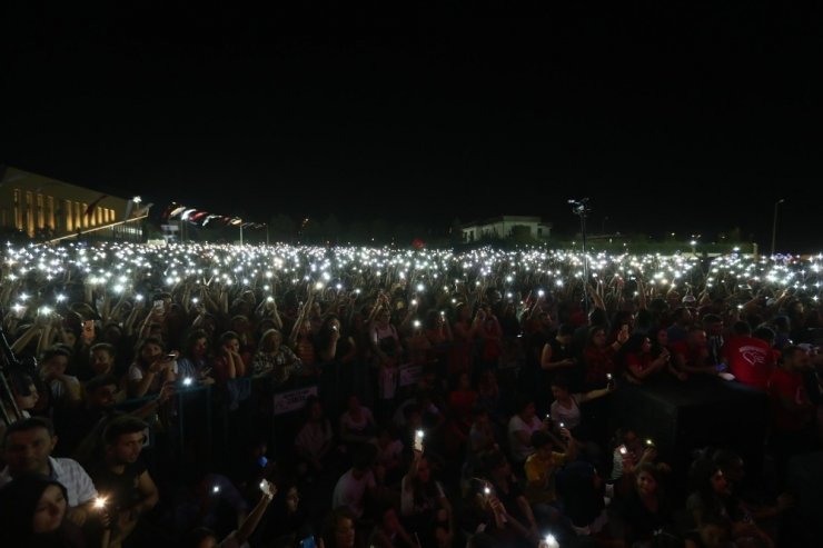 Melek Mosso Denizli’yi salladı