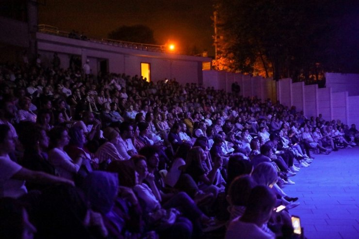 Cem Adrian Sapanca’da sahne aldı