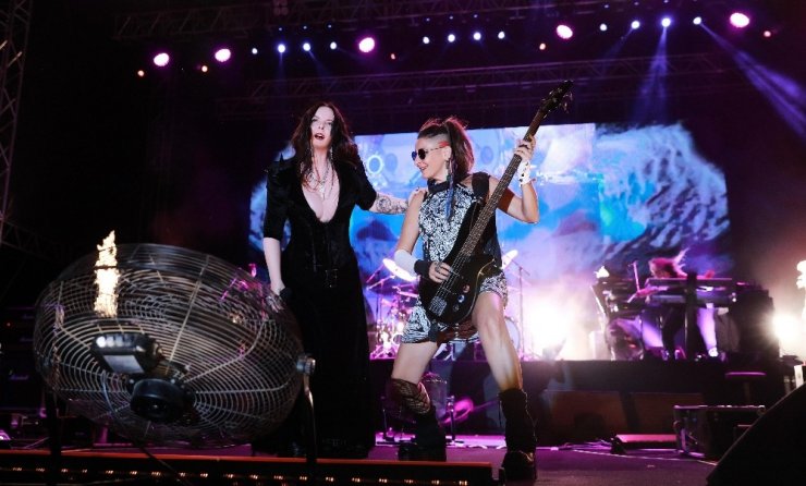 Şebnem Ferah, Zeytinli Rock Festivali’nde kadın cinayetlerine dikkat çekti