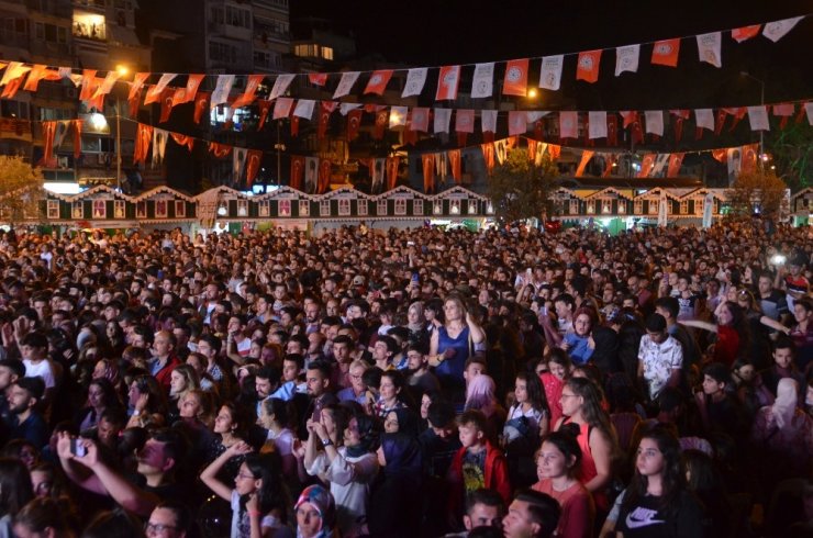 Zeytin Festivali’nde Ece Seçkin fırtınası