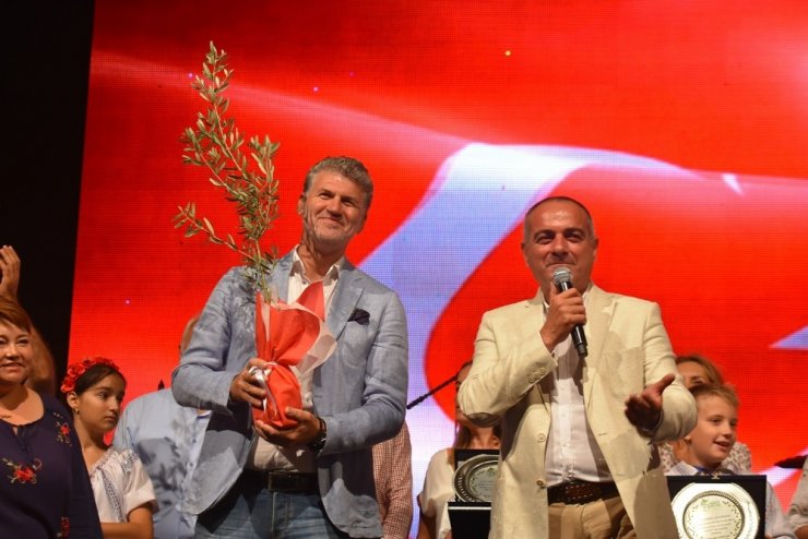 Zeytin Festivali’nde Ece Seçkin fırtınası