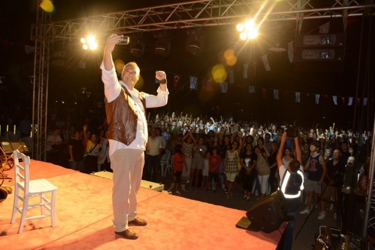 Levent Üzümcü Torbalı’da ayakta alkışlandı