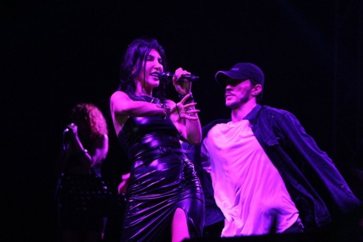 Kuşadası 22. Altın Güvercin Festivalinde nde Hande Yener rüzgarı esti