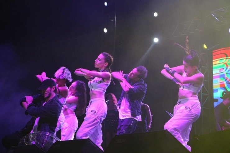 Kuşadası 22. Altın Güvercin Festivalinde nde Hande Yener rüzgarı esti