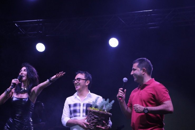 Kuşadası 22. Altın Güvercin Festivalinde nde Hande Yener rüzgarı esti