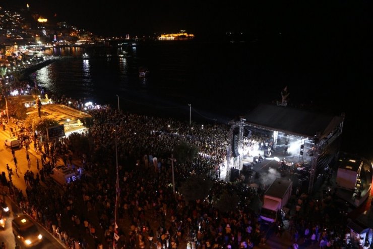 Kuşadası 22. Altın Güvercin Festivalinde nde Hande Yener rüzgarı esti