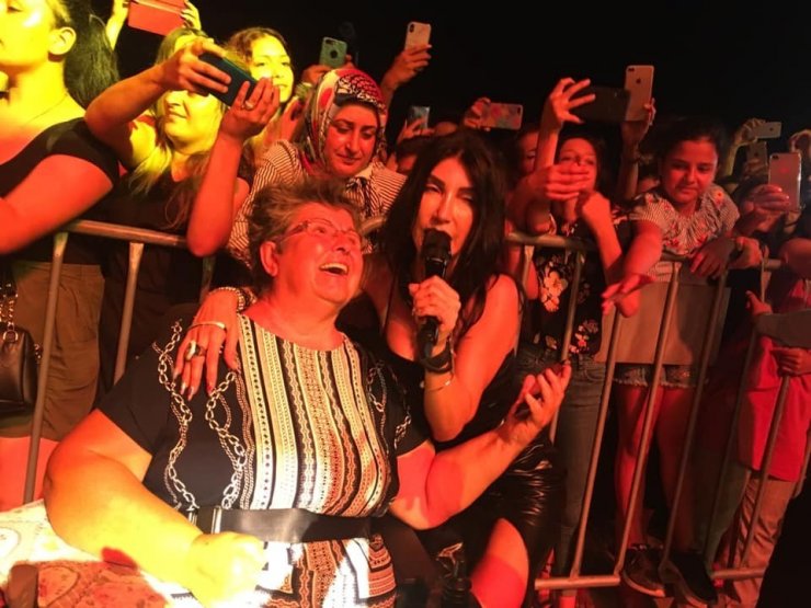 Kuşadası 22. Altın Güvercin Festivalinde nde Hande Yener rüzgarı esti