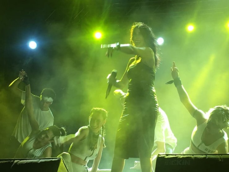 Kuşadası 22. Altın Güvercin Festivalinde nde Hande Yener rüzgarı esti