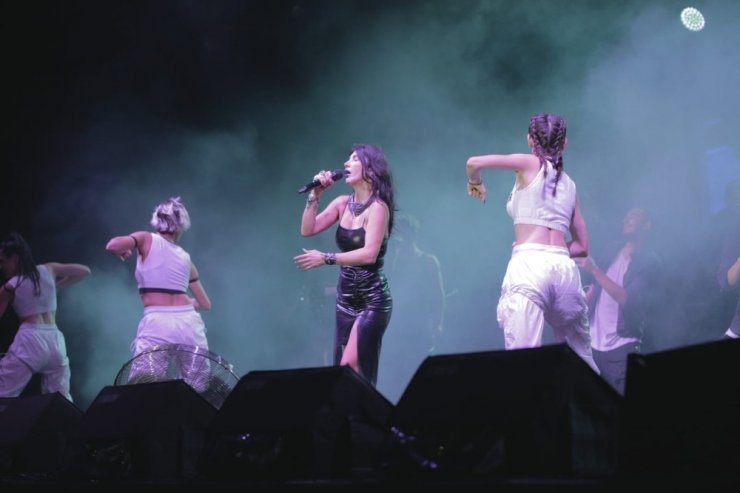 Kuşadası 22. Altın Güvercin Festivalinde nde Hande Yener rüzgarı esti