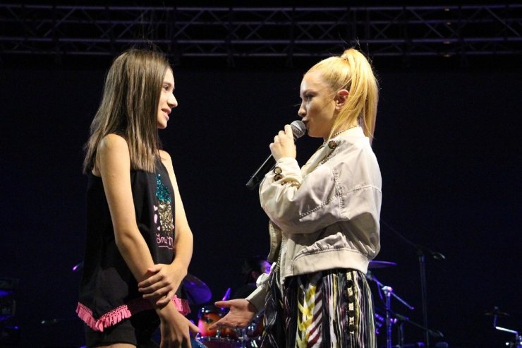 Ece Seçkin Kula’nın kurtuluş gecesinde sahne aldı