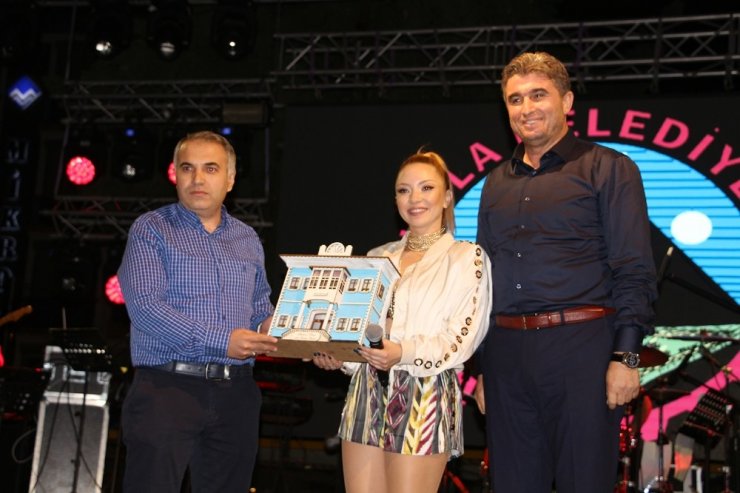 Ece Seçkin Kula’nın kurtuluş gecesinde sahne aldı