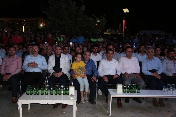 Ece Seçkin Kula’nın kurtuluş gecesinde sahne aldı