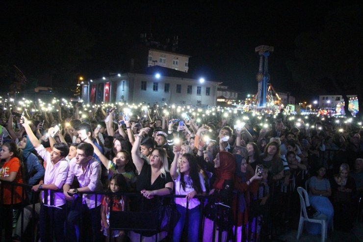 Ece Seçkin Kula’nın kurtuluş gecesinde sahne aldı