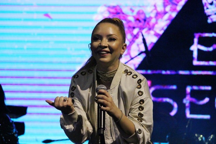 Ece Seçkin Kula’nın kurtuluş gecesinde sahne aldı