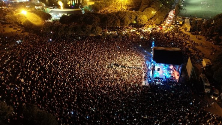 Akhisar’ın Kurtuluş Günü’nde Haluk Levent’ten tarihi konser