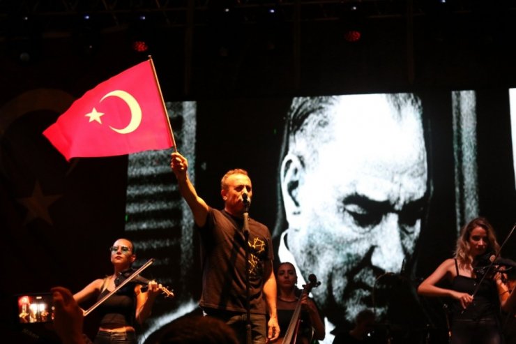 Akhisar’ın Kurtuluş Günü’nde Haluk Levent’ten tarihi konser