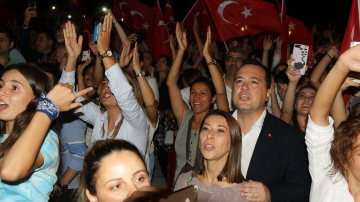 Akhisar’ın Kurtuluş Günü’nde Haluk Levent’ten tarihi konser