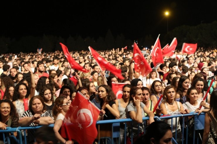 Akhisar’ın Kurtuluş Günü’nde Haluk Levent’ten tarihi konser