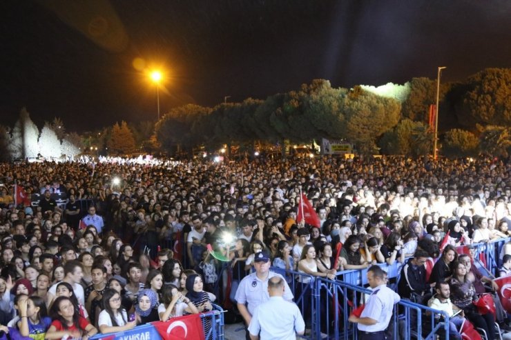 Akhisar’ın Kurtuluş Günü’nde Haluk Levent’ten tarihi konser