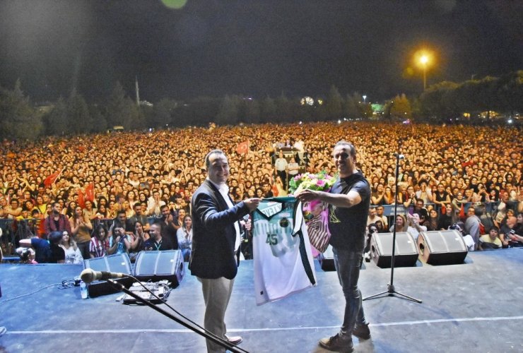 Akhisar’ın Kurtuluş Günü’nde Haluk Levent’ten tarihi konser
