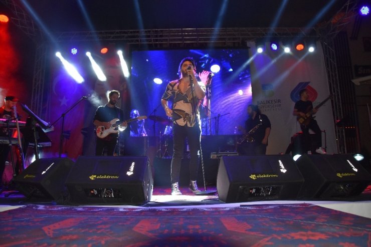 Yağcıbedir halısı üstünde konser