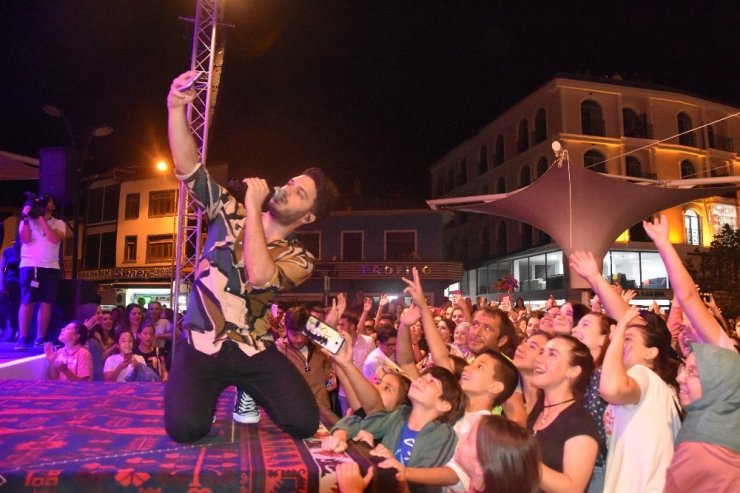 Yağcıbedir halısı üstünde konser