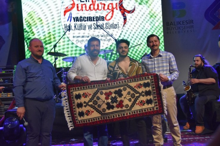 Yağcıbedir halısı üstünde konser