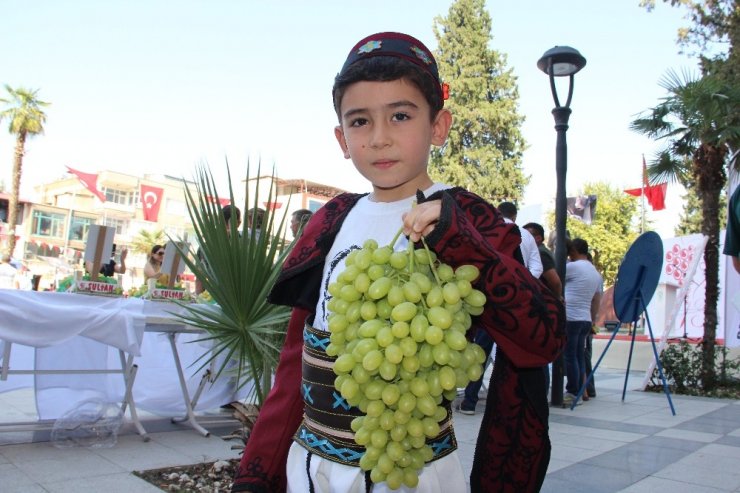 Ece Seçkin çizmeyi giydi üzüm suyu çıkardı