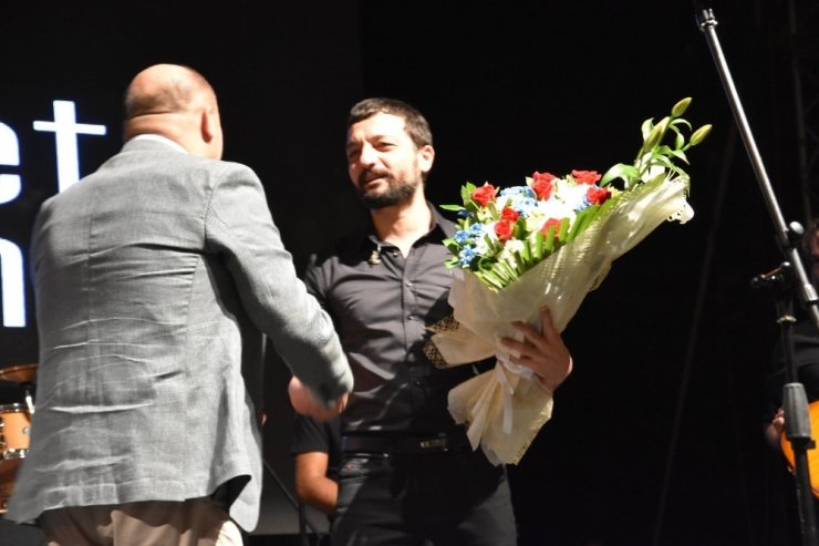 Gönenliler Mehmet Erdem’le birlikte söyledi